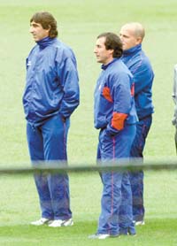 El cuerpo t�cnico cerrista present� una lista de tres jugadores para reforzar el plantel. Aparecen Gustavo Costas, Alexis Cortes y Rub�n Rivas. 
