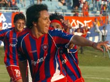 Erwin �valos festeja su gol