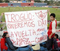 As� se hicieron sentir los de la hinchada azulgrana en la bienvenida al t�cnico Pedro Troglio. Fue ayer en la �Olla�.