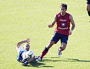  Luis Cupla, volante solense, se arroja al piso intentando detener el avance del azulgrana Gustavo Mor�nigo.