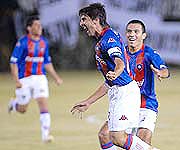 �Mingo� Salcedo, el nuevo capit�n del Cicl�n, marc� anoche el primer gol ante Olimpia y as� lo festejo. Oscar Gamarra comparte la celebraci�n.