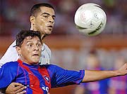 Pablo Gim�nez clava la mirada en la pelota enviada por arriba, ante la marca de Rol�n.