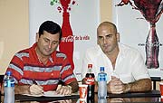 El Ing. Luis Pettengill, titular cerrista, en el momento de firmar la confirmaci�n de la alianza entre Cerro y Coca Cola. Se observa adem�s al ejecutivo de Paraguay Refrescos.