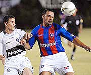 C�sar Ram�rez recurre a su fuerza para quedar m�s cerca del bal�n que Roberto Bonet. �El Tigre� marc� el cuarto gol del cl�sico de anoche.