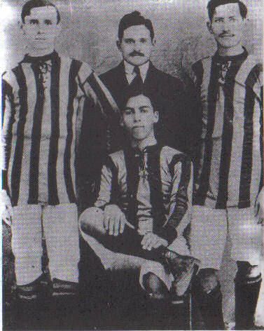 Cerro Porte�o, 1916: Humberto Camperchioli (Capitan), Roque Medina (Presidente), Juan Denis y Odon Rojas (Sentado)
